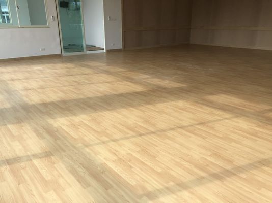 6mm PVC Sport Flooring Wooden Grain Pattern Dancing Room