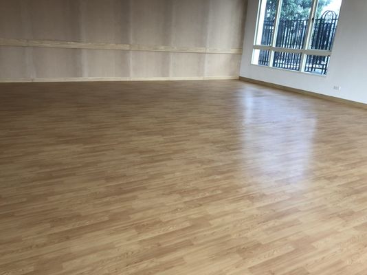 6mm PVC Sport Flooring Wooden Grain Pattern Dancing Room